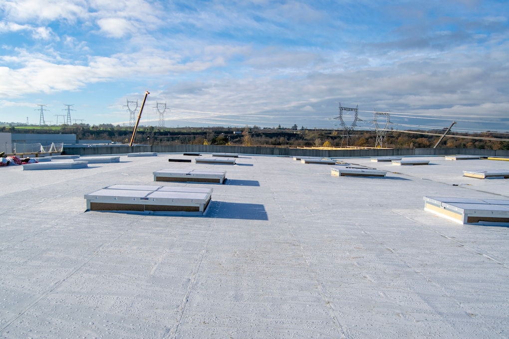 Construction of a flat roof installation with EPDM (ethylene propylene diene monomer) membrane on a large warehouse