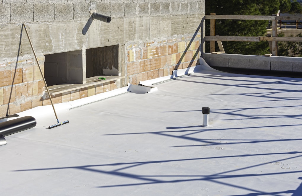 tpo membrane flat roof installation on commercial roof 